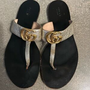 Gucci Women's Black and Gold Thong Sandals
